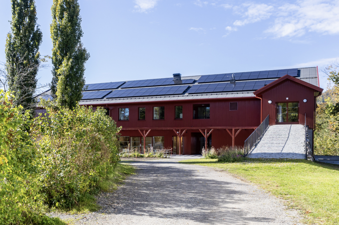 Maling er blant det som forårsaker størst plastforurensing i verden, og på Nedre Sem låve er det derfor valgt å bruke linolje. Foto: Tove Lauluten